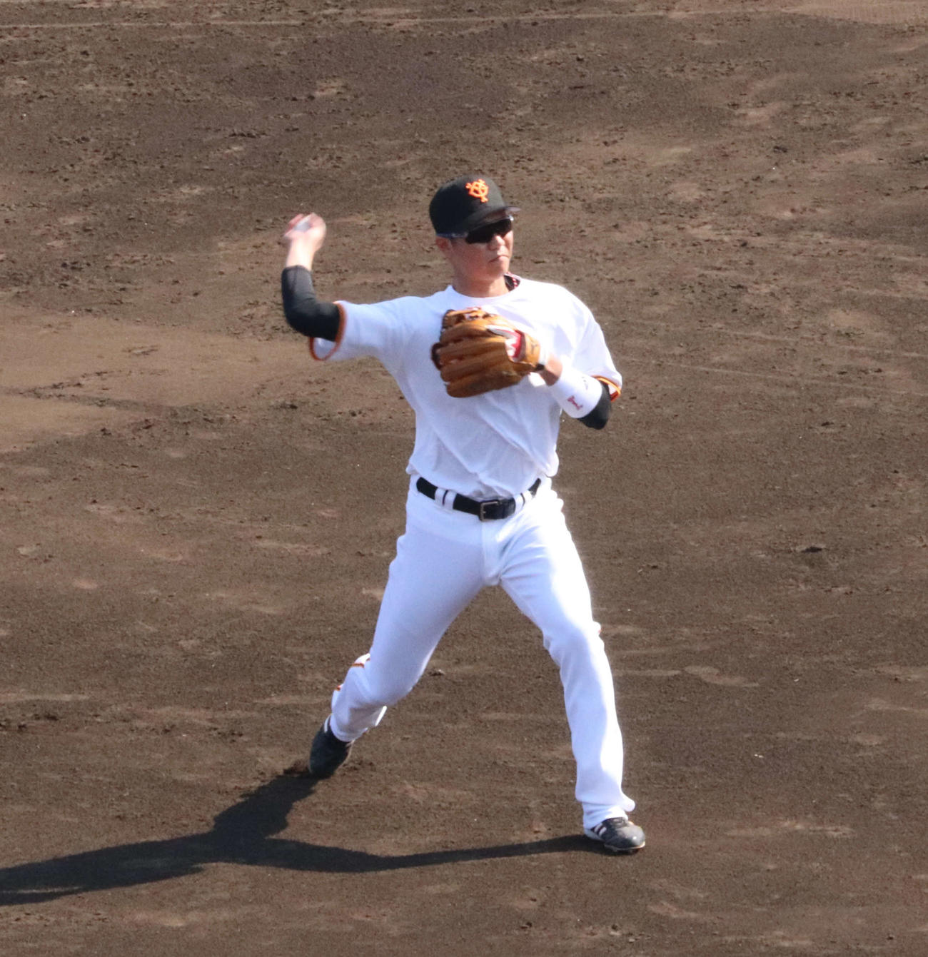 イースタン・リーグ巨人対DeNA　試合前のシートノックを受ける巨人坂本（撮影・小早川宗一郎）