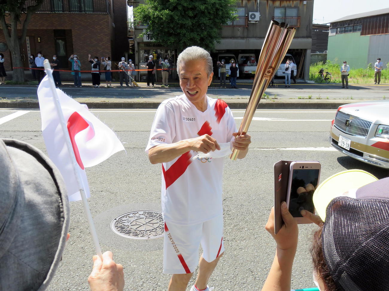 沿道の知人と笑顔で話す山田久志氏（撮影・鎌田直秀）