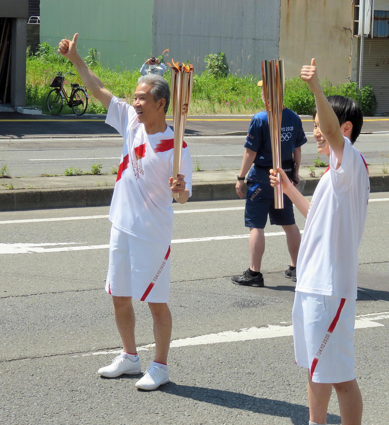 トーチキス後に次走者とポーズをとる山田久志氏（左）（撮影・鎌田直秀）