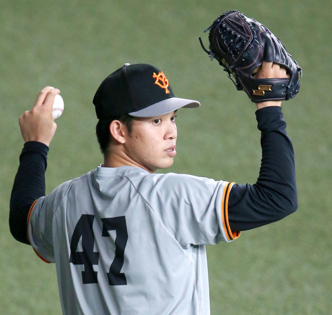 オリックス対巨人　試合前の練習でキャッチボールする高橋優（撮影・上山淳一）