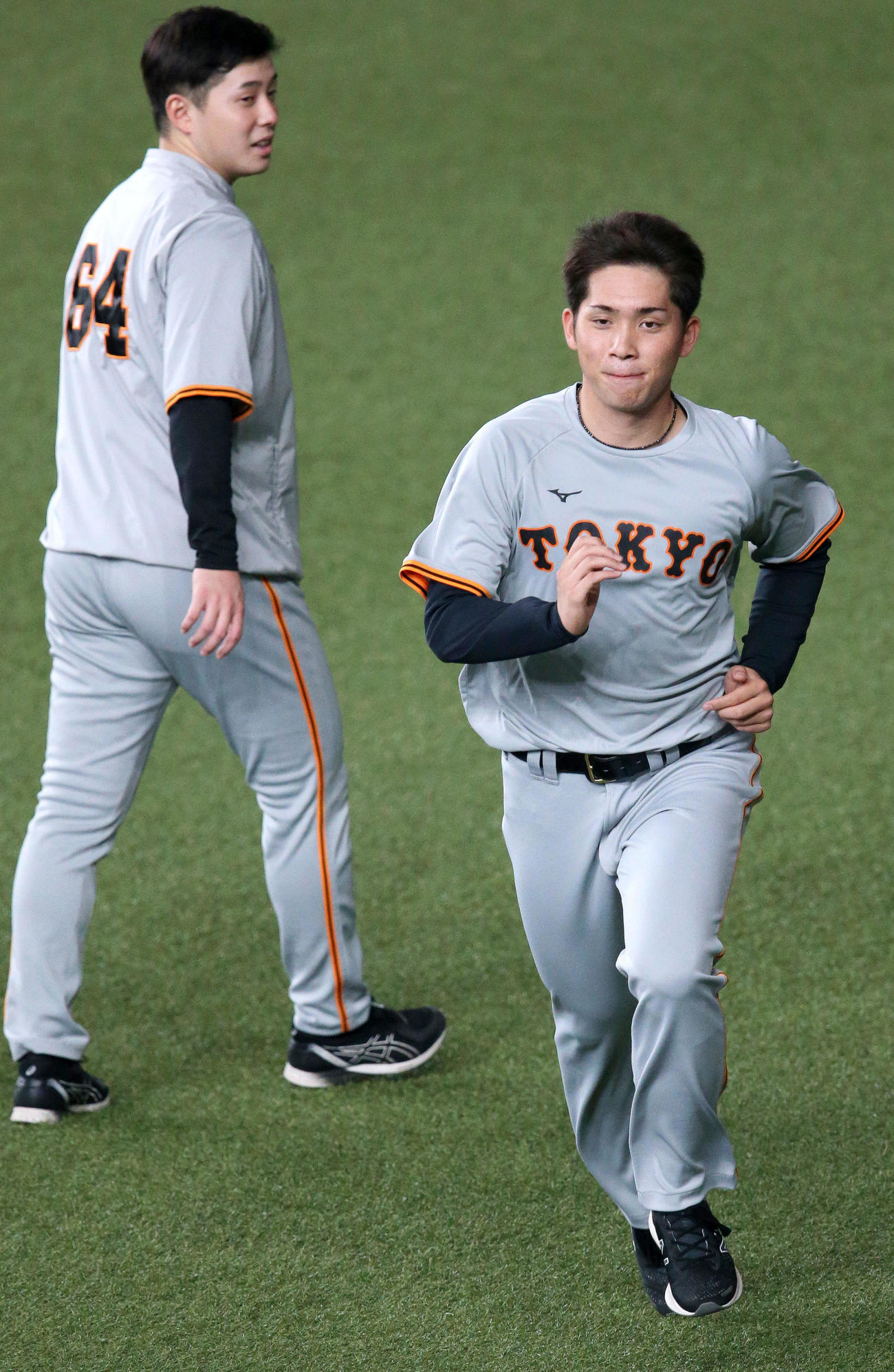 オリックス対巨人　試合前の練習でダッシュするする高橋優（撮影・上山淳一）