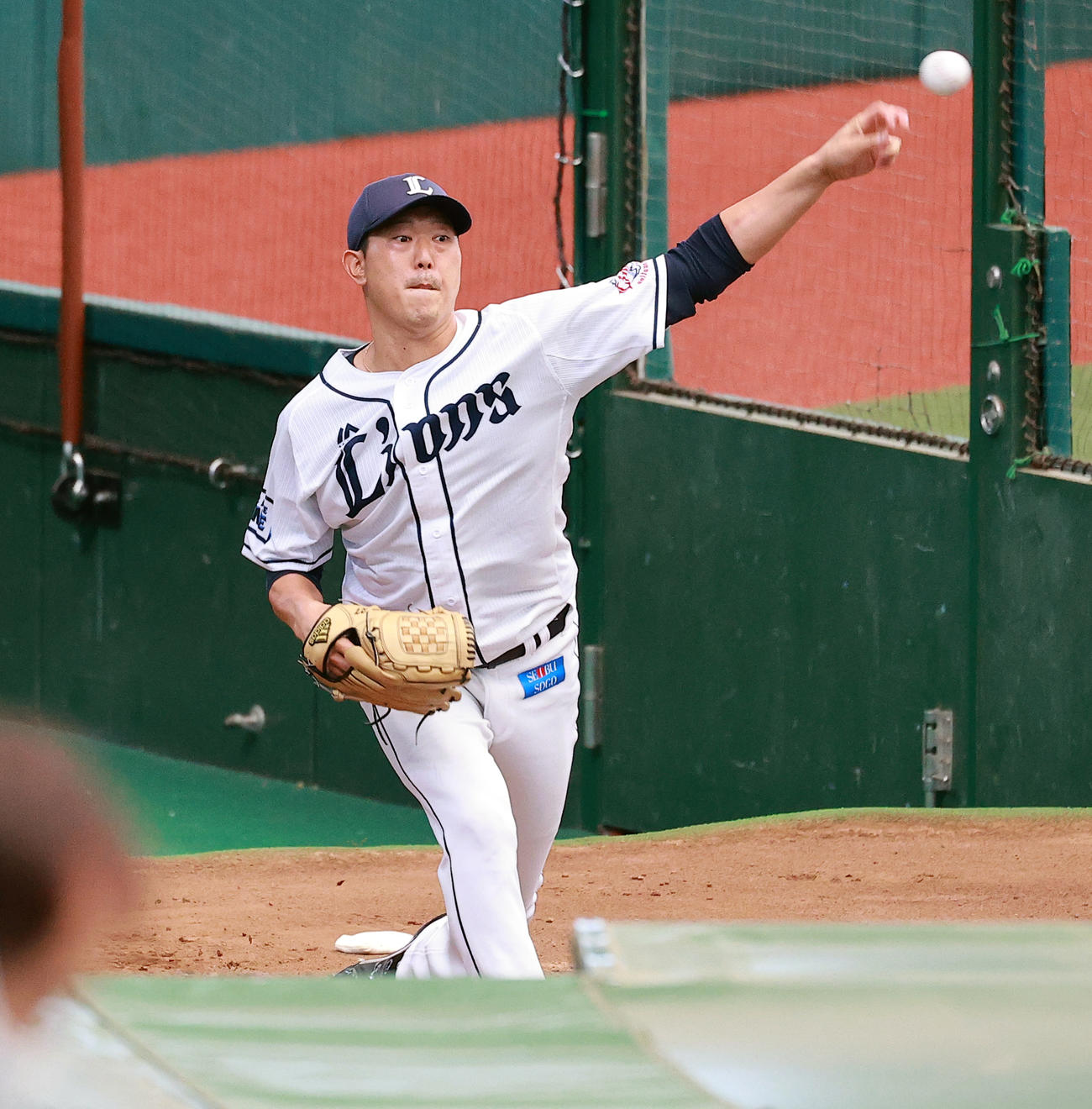 西武対DeNA　ブルペン投球する西武内海（撮影・浅見桂子）