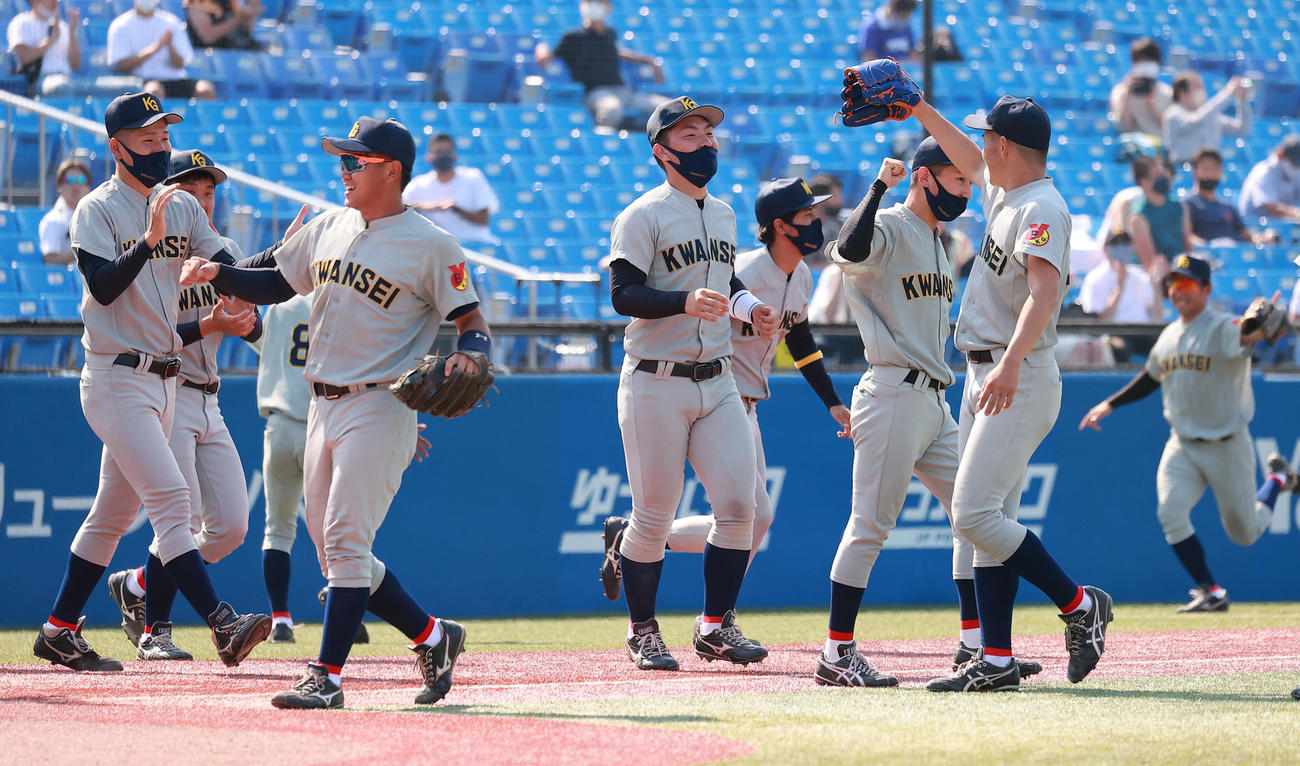 関学大対国際武道大　勝利を喜ぶ関学大の選手たち（撮影・野上伸悟）