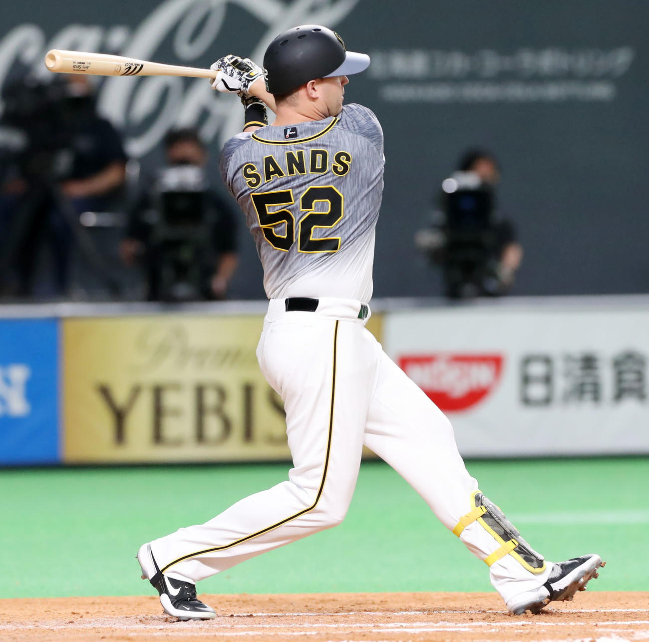 日本ハム対阪神　4回表阪神1死一、二塁、サンズは左に適時二塁打を放つ（撮影・加藤哉）