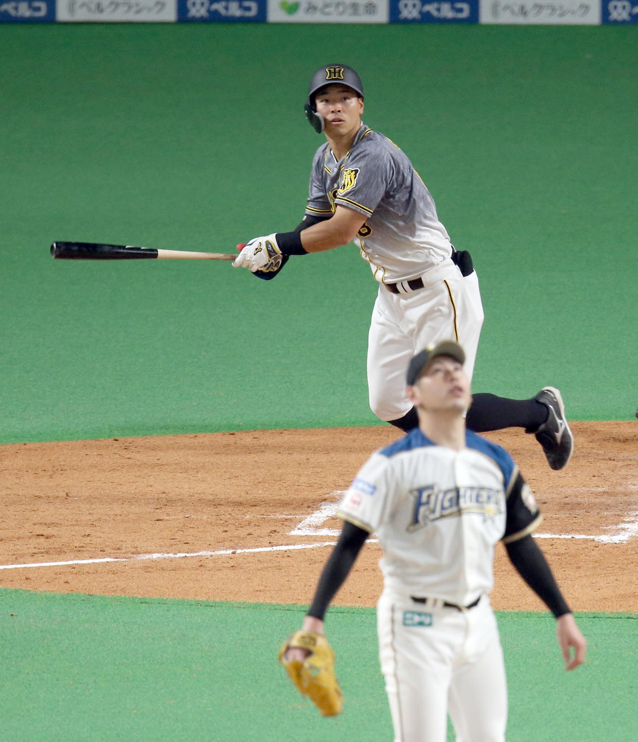 日本ハム対阪神　4回表阪神1死一塁、佐藤輝は中前打を放つ。投手は日本ハム加藤（撮影・佐藤翔太）