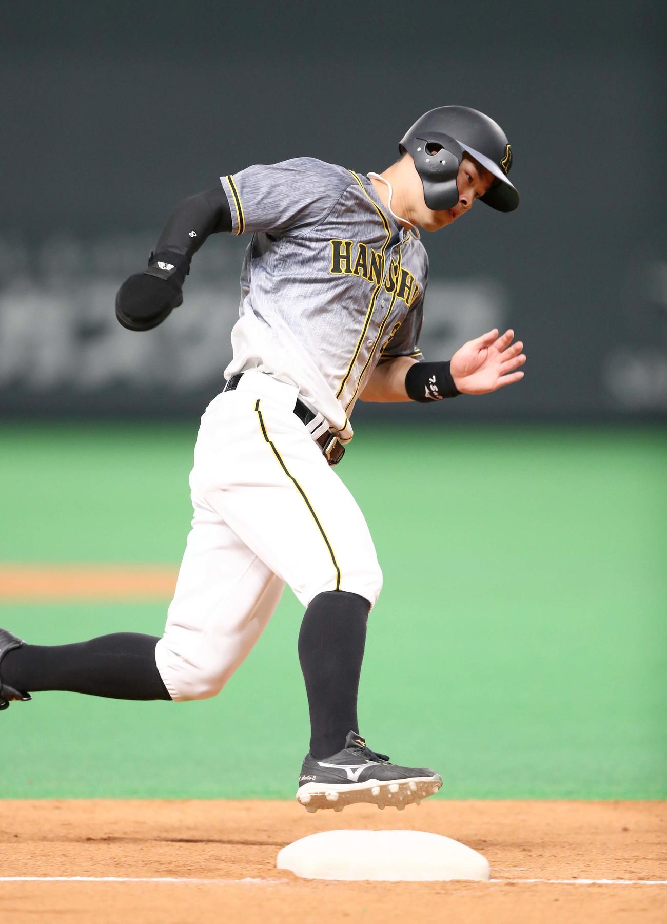 日本ハム対阪神　4回表阪神1死一、二塁、サンズの二塁打の間に一走者の佐藤輝が三塁を蹴り一気に生還する（撮影・黒川智章）