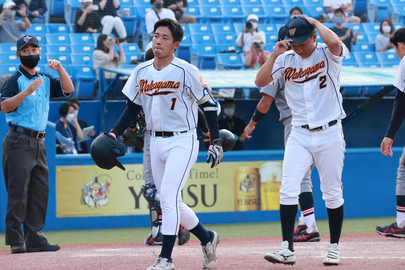 慶大対和歌山大　2－4で敗れ無念の表情で引き揚げる和歌山大・安田（左）ら（撮影・野上伸悟）
