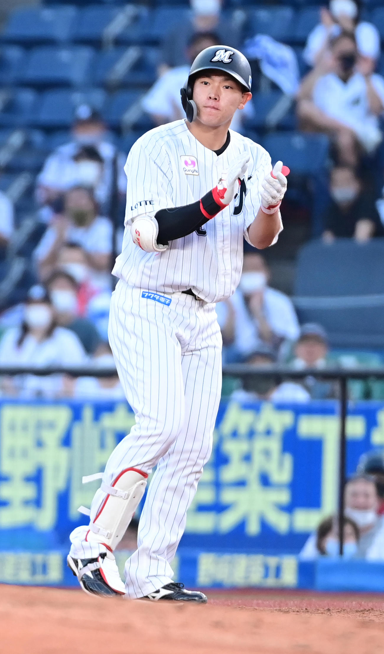 ロッテ対ヤクルト　2回裏ロッテ1死一、二塁、安田は右前適時打を放つ（撮影・小沢裕）