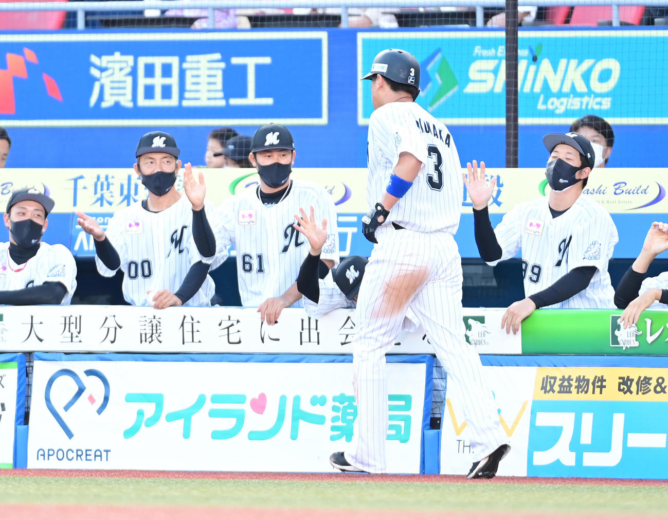 ロッテ対ヤクルト　2回裏ロッテ1死一、二塁、安田の右前適時打で生還した角中はベンチのナインの祝福を受ける（撮影・小沢裕）