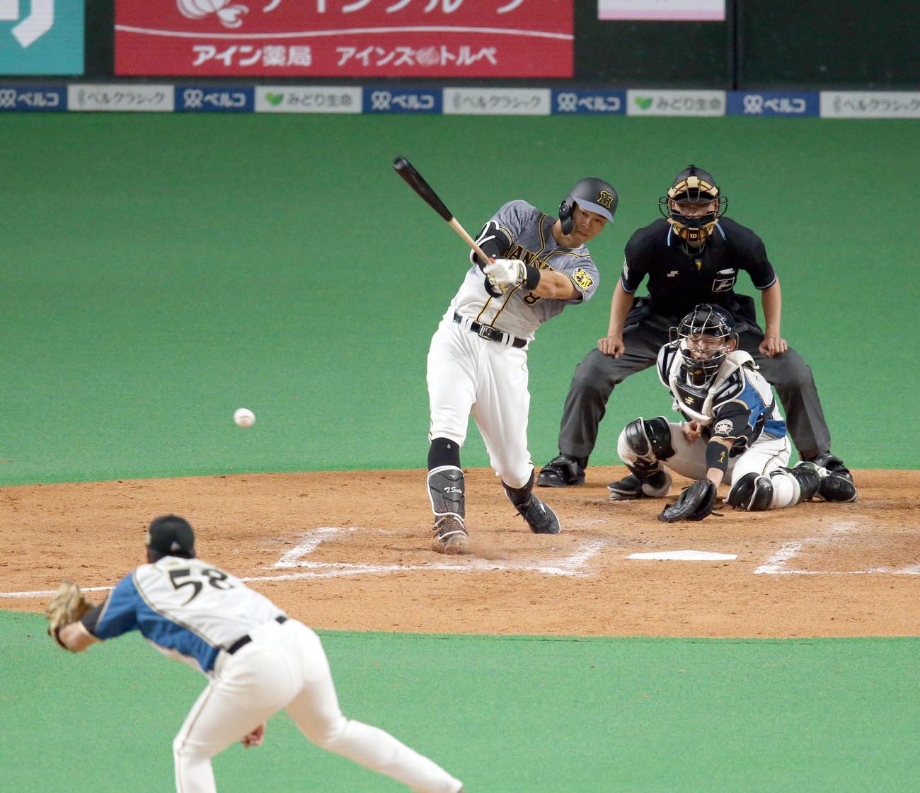 日本ハム対阪神　5回表阪神1死一、三塁、佐藤輝は適時二塁打を放つ。投手は日本ハム谷川（撮影・佐藤翔太）