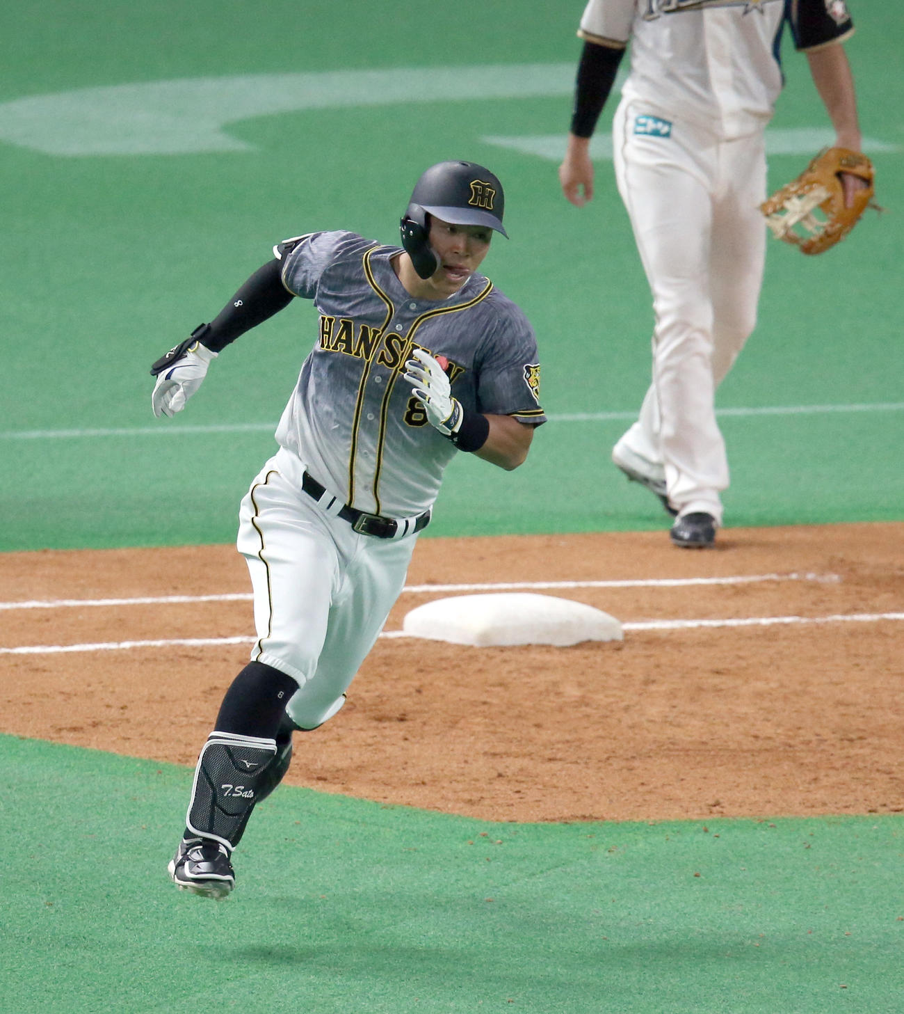 日本ハム対阪神　5回表阪神1死一、三塁、佐藤輝は適時二塁打を放ち二塁に向かう（撮影・佐藤翔太）