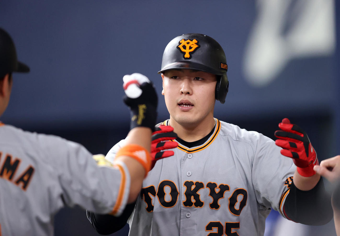オリックス対巨人　7回表巨人2死、ソロ本塁打を放ち、ベンチに迎えられる岡本和（撮影・狩俣裕三）