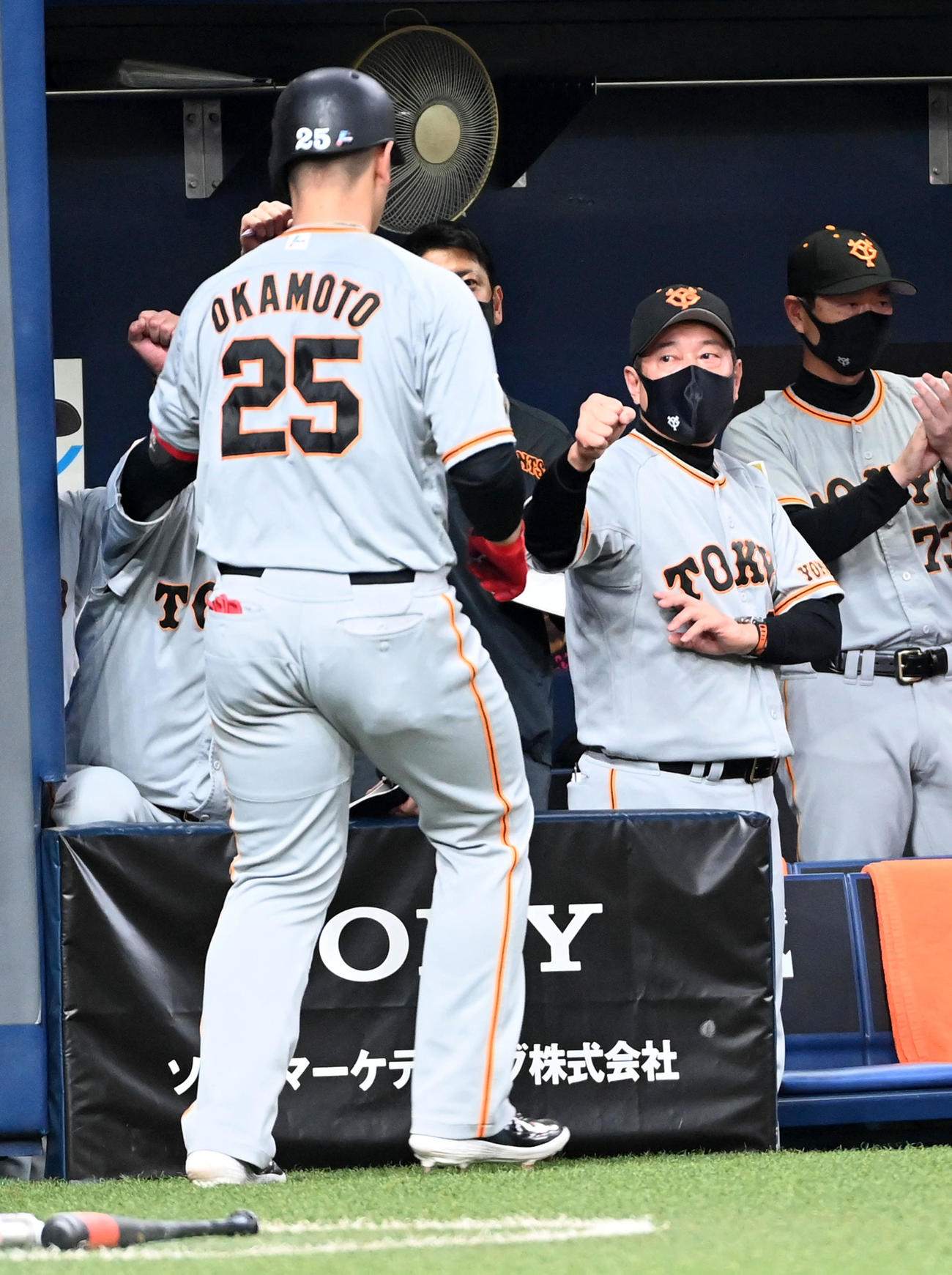 オリックス対巨人　7回表巨人2死、左越え本塁打を放った岡本和（左）を迎える原監督（撮影・前岡正明）