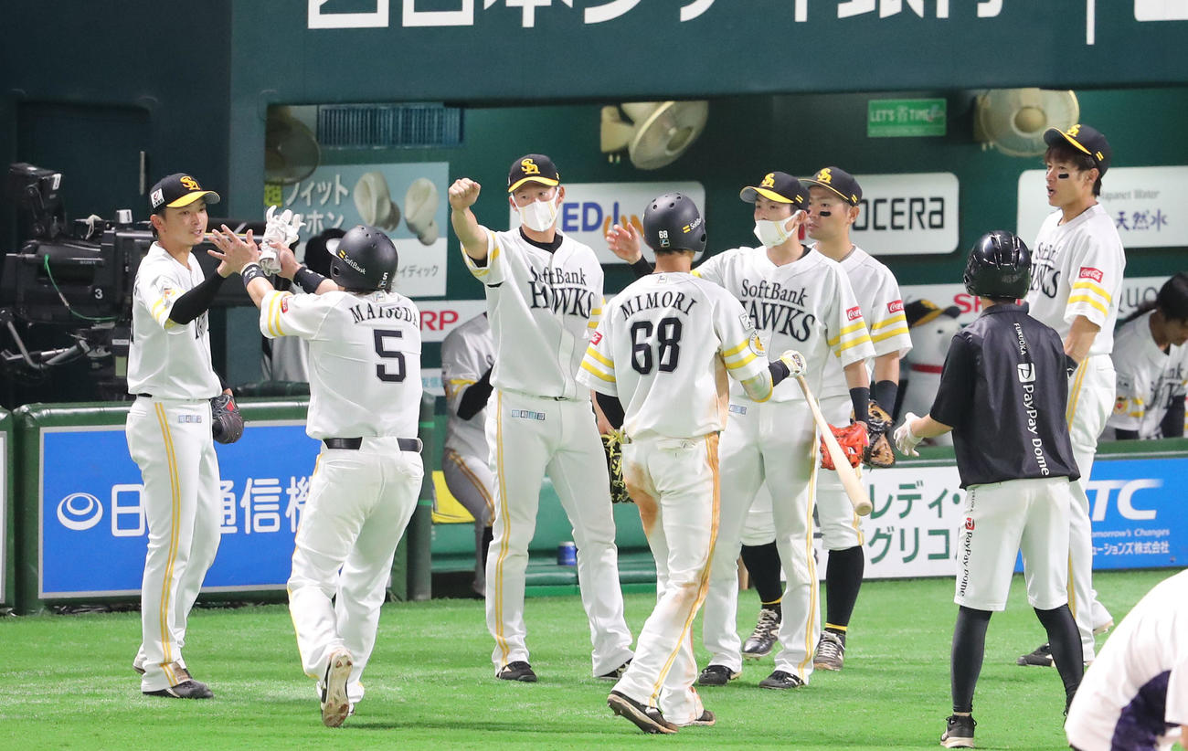 ソフトバンク対広島　5回の攻撃を終え、適時打を放った松田宣浩を迎える東浜巨とナイン（撮影・梅根麻紀）