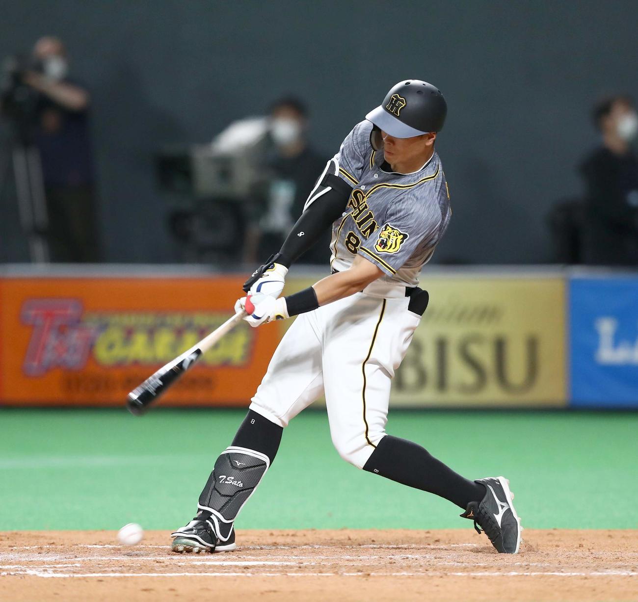 2021年6月9日　日本ハム対阪神　5回表阪神1死一、三塁、右翼線に2点適時二塁打を放つ佐藤輝明（撮影・黒川智章）
