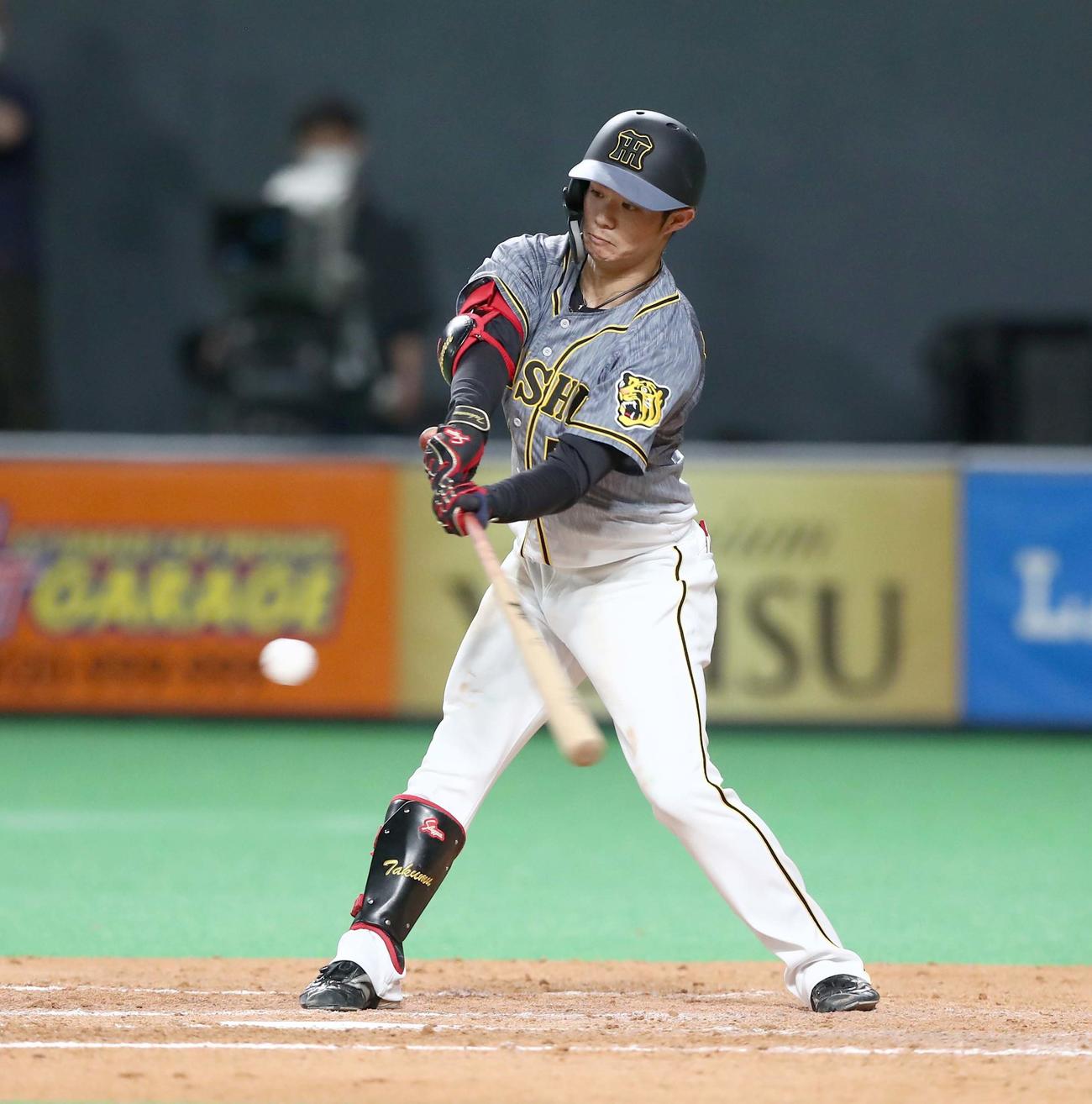 2021年6月9日　日本ハム対阪神　5回表阪神1死、中前打を放つ中野拓夢（撮影・黒川智章）
