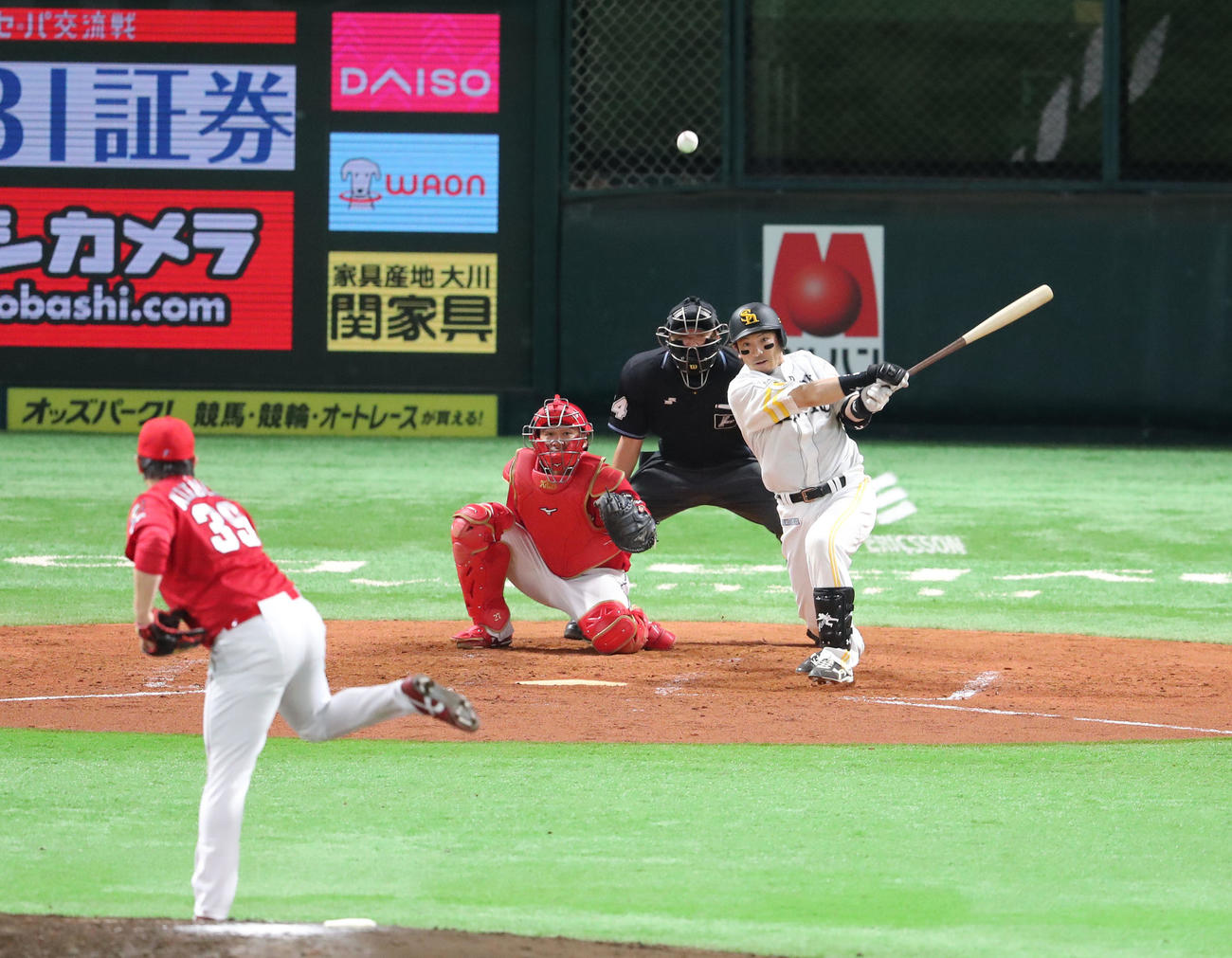 ソフトバンク対広島　5回裏ソフトバンク2死満塁、松田は左前に2点適時打を放つ（撮影・梅根麻紀）