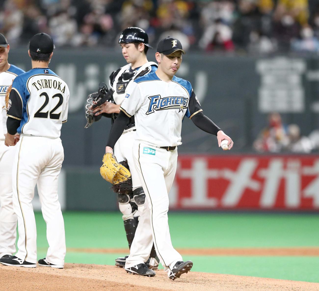 日本ハム対阪神　5回途中降板する加藤（撮影・黒川智章）