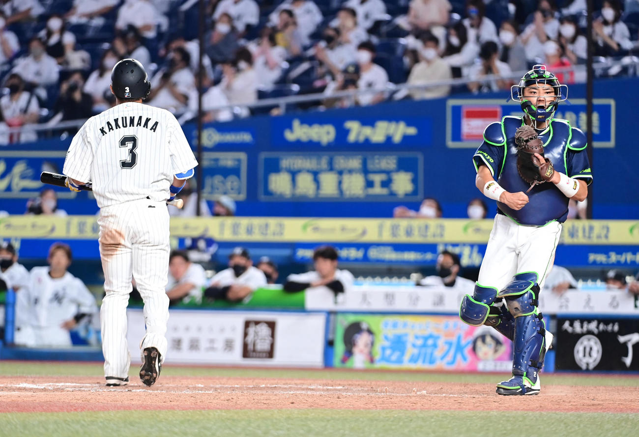 ロッテ対ヤクルト　9回裏ロッテ2死満塁、ヤクルト中村（右）は角中を三振に打ち取りガッツポーズする（撮影・小沢裕）