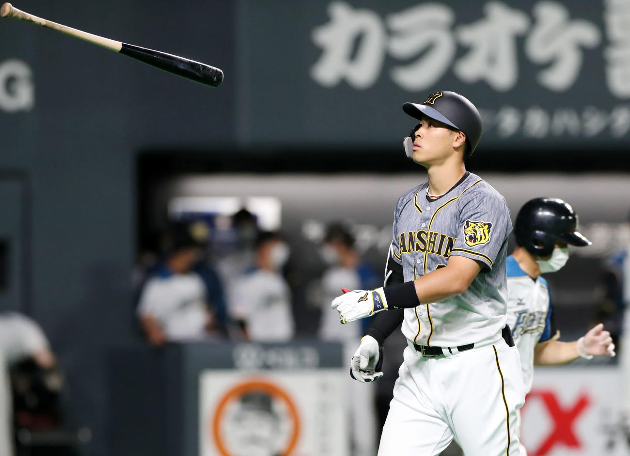 日本ハム対阪神　9回表阪神2死三塁、佐藤輝は三振しバットから手を離し回転させる（撮影・加藤哉）