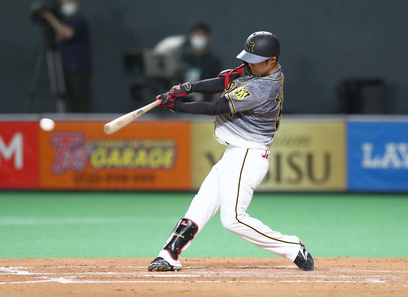 日本ハム対阪神　4回表阪神無死、右翼線に三塁打を放つ中野（撮影・黒川智章）