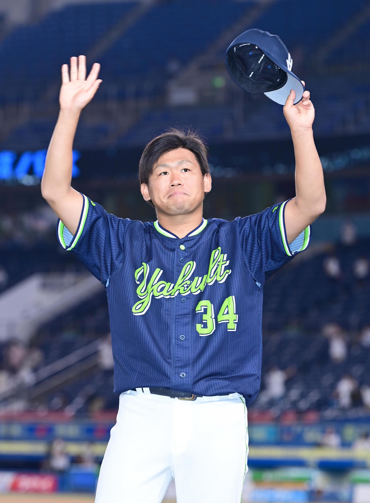 ロッテ対ヤクルト　今季3勝目を挙げたヤクルト先発の田口はスタンドの声援に応える（撮影・小沢裕）