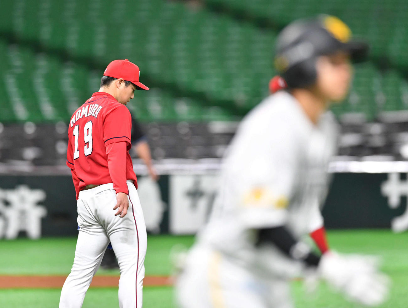 ソフトバンク対広島　3回裏ソフトバンク2死二塁、柳田（右）に右中間へ2点本塁打を打たれ、肩を落とす野村（撮影・岩下翔太）