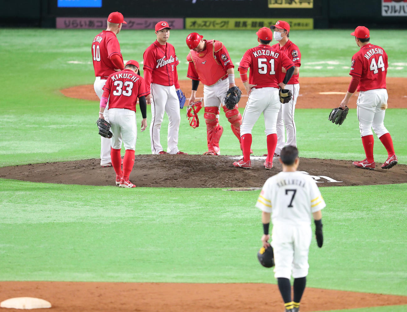 ソフトバンク対広島　5回途中で降板する野村（左から3人目）（撮影・梅根麻紀）