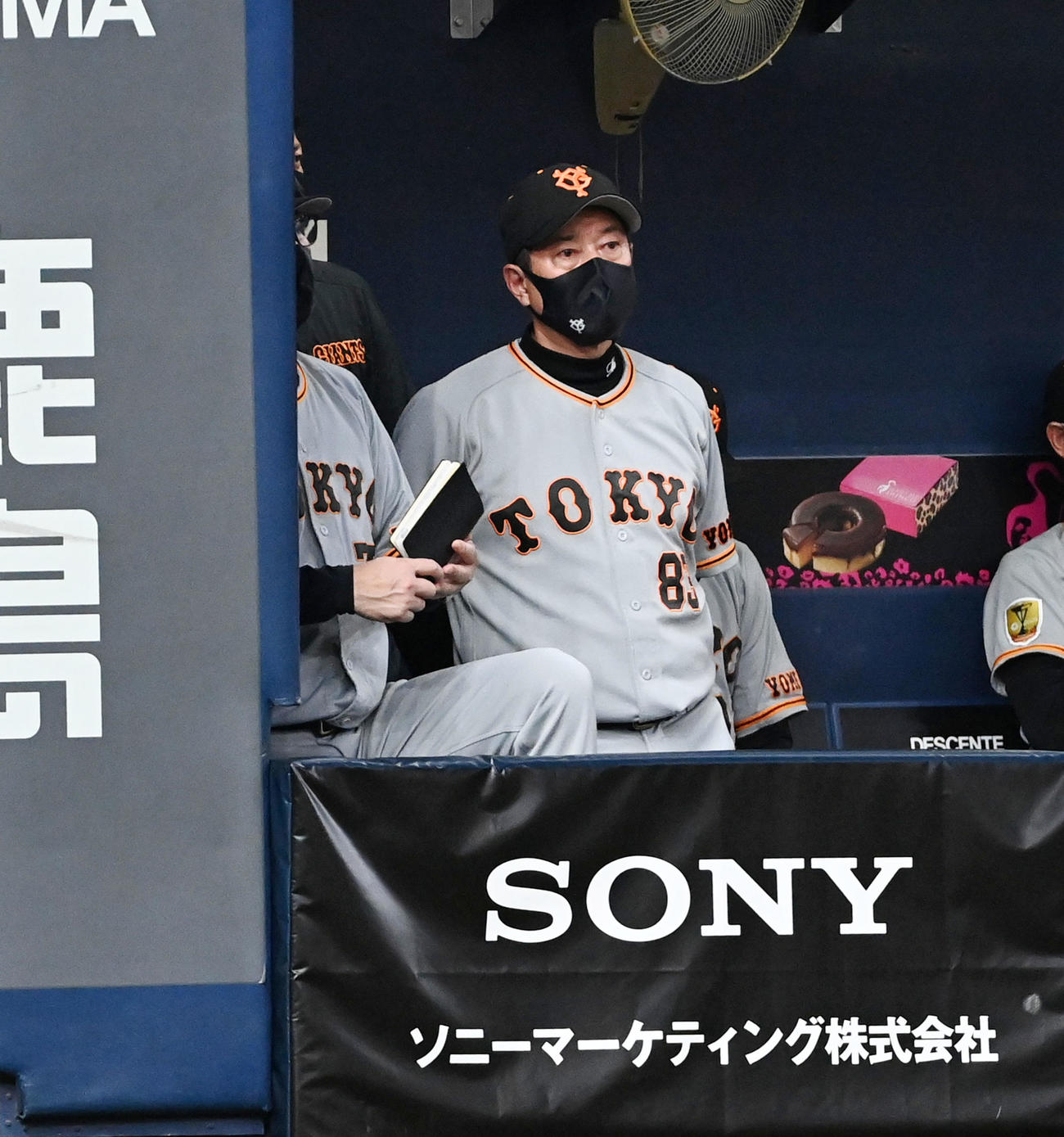 オリックス対巨人　オリックスに敗れがっくりする原監督（撮影・前岡正明）