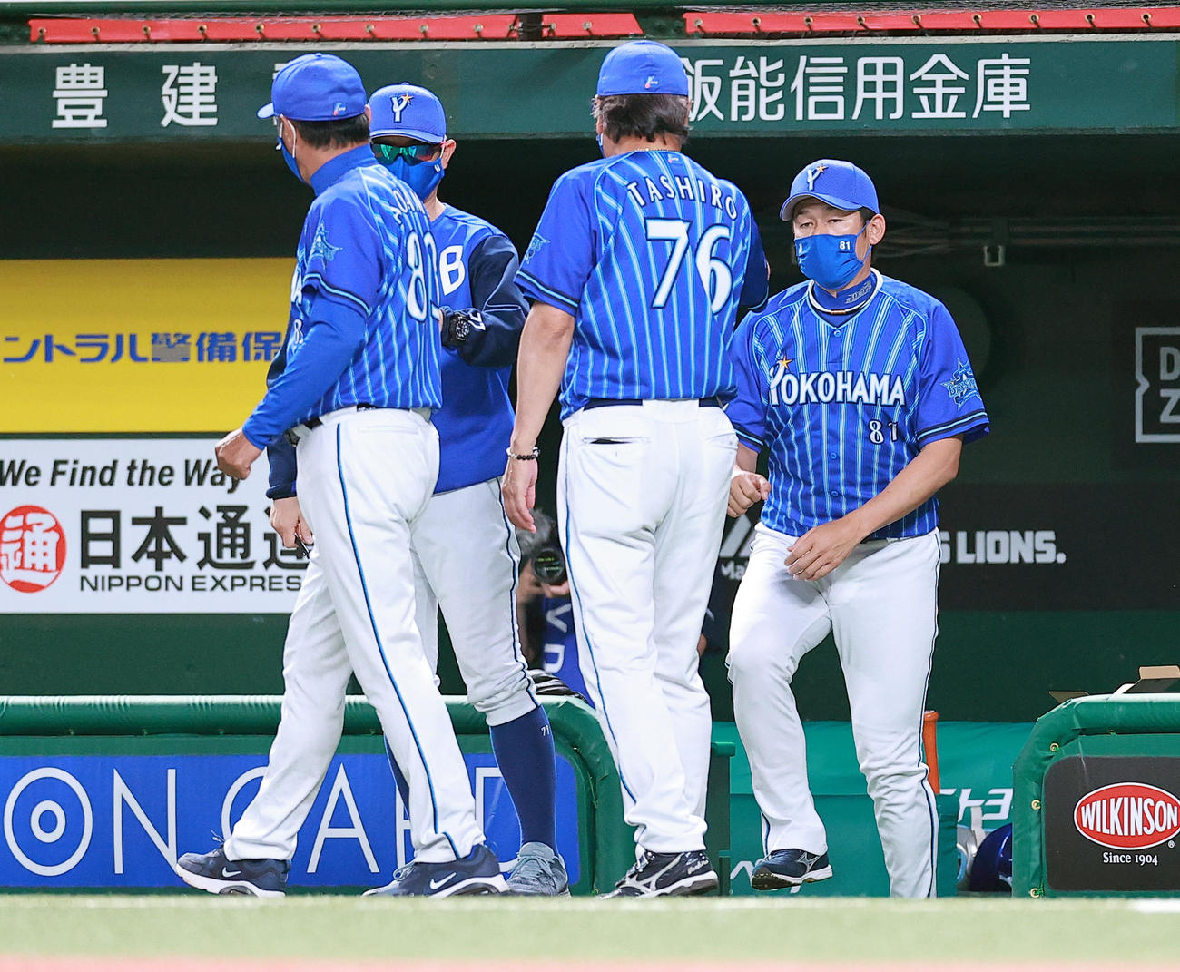 西武対DeNA 8－8の引き分けとし、グータッチするコーチ陣の奥でほっとした表情の三浦監督（撮影・浅見桂子）