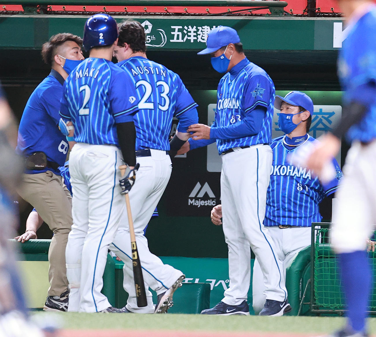 西武対DeNA 4回表DeNA2死満塁、宮崎の走者一掃左適時二塁打で生還した一塁走者オースティン（背番号23）は足を痛め、心配そうに見つめる三浦監督（右）（撮影・浅見桂子）