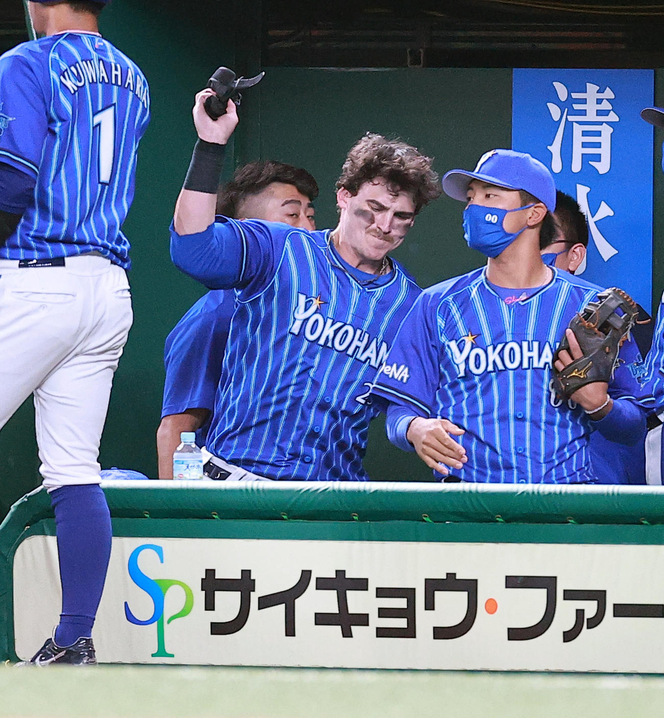 西武対DeNA 4回表DeNA2死満塁、宮崎の走者一掃左適時二塁打で生還した一塁走者オースティン（中央）は足を痛め、悔しさで手袋をベンチにたたきつける（撮影・浅見桂子）