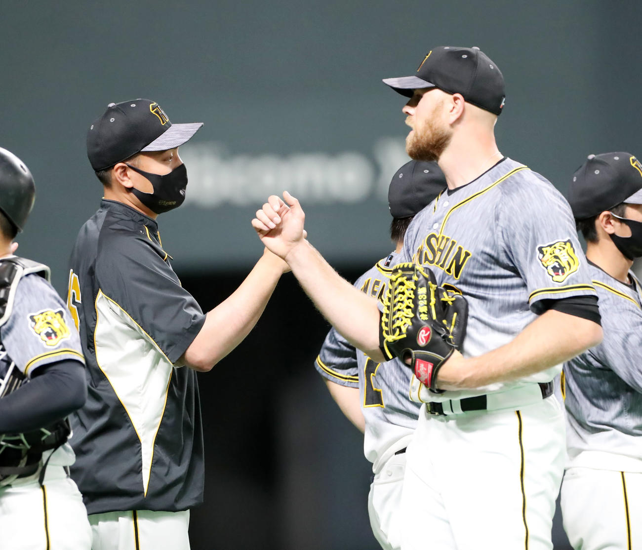 日本ハム対阪神　日本ハムに勝利しエドワーズ（右）らナインとエアタッチする秋山（撮影・加藤哉）
