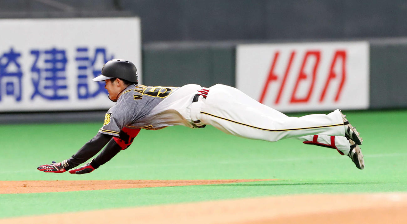日本ハム対阪神　4回表阪神無死、中野は右翼線に三塁打を放ちヘッドスライディングする（撮影・加藤哉）
