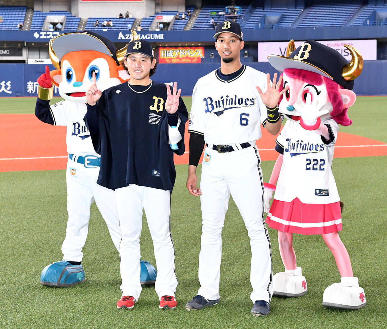 オリックス対巨人　笑顔でポーズを決める宮城（左）と宗（撮影・前岡正明）