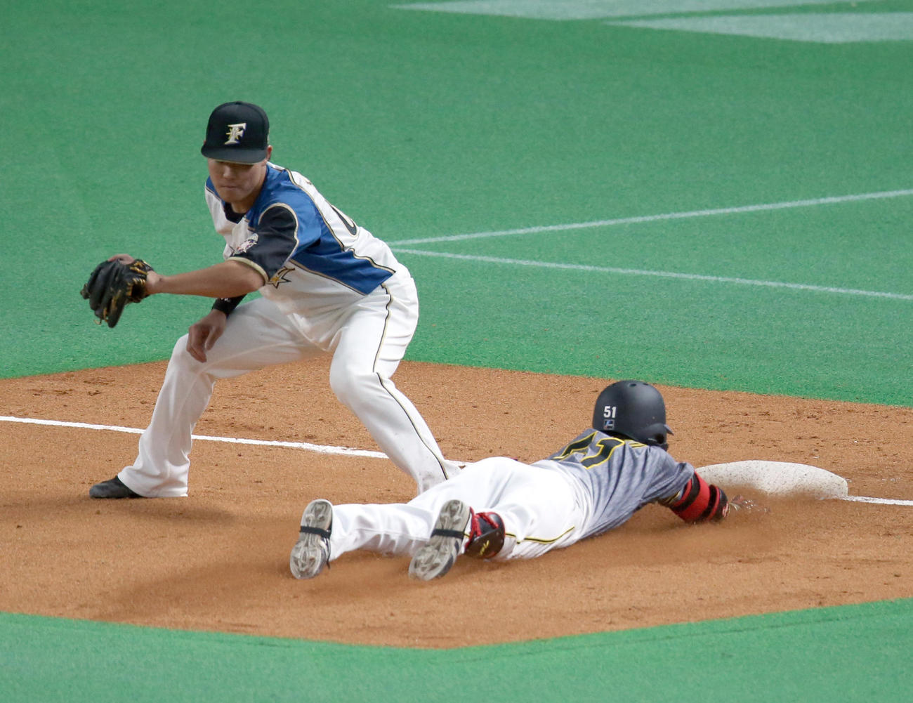 日本ハム対阪神　4回表阪神無死、中野は三塁打を放ち頭から三塁に滑り込む（撮影・佐藤翔太）