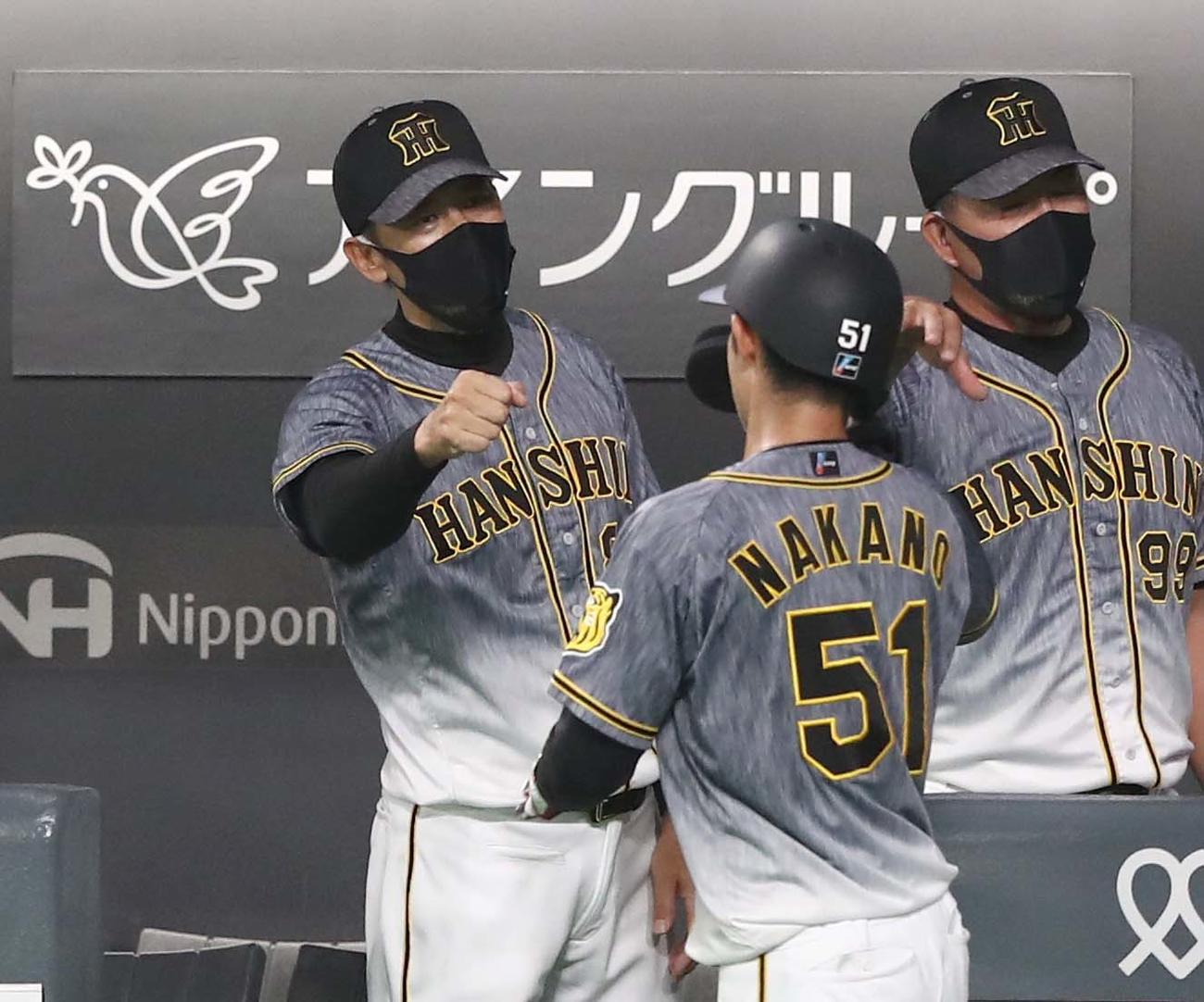 日本ハム対阪神　4回表、生還した中野を出迎える矢野監督（左）（撮影・黒川智章）