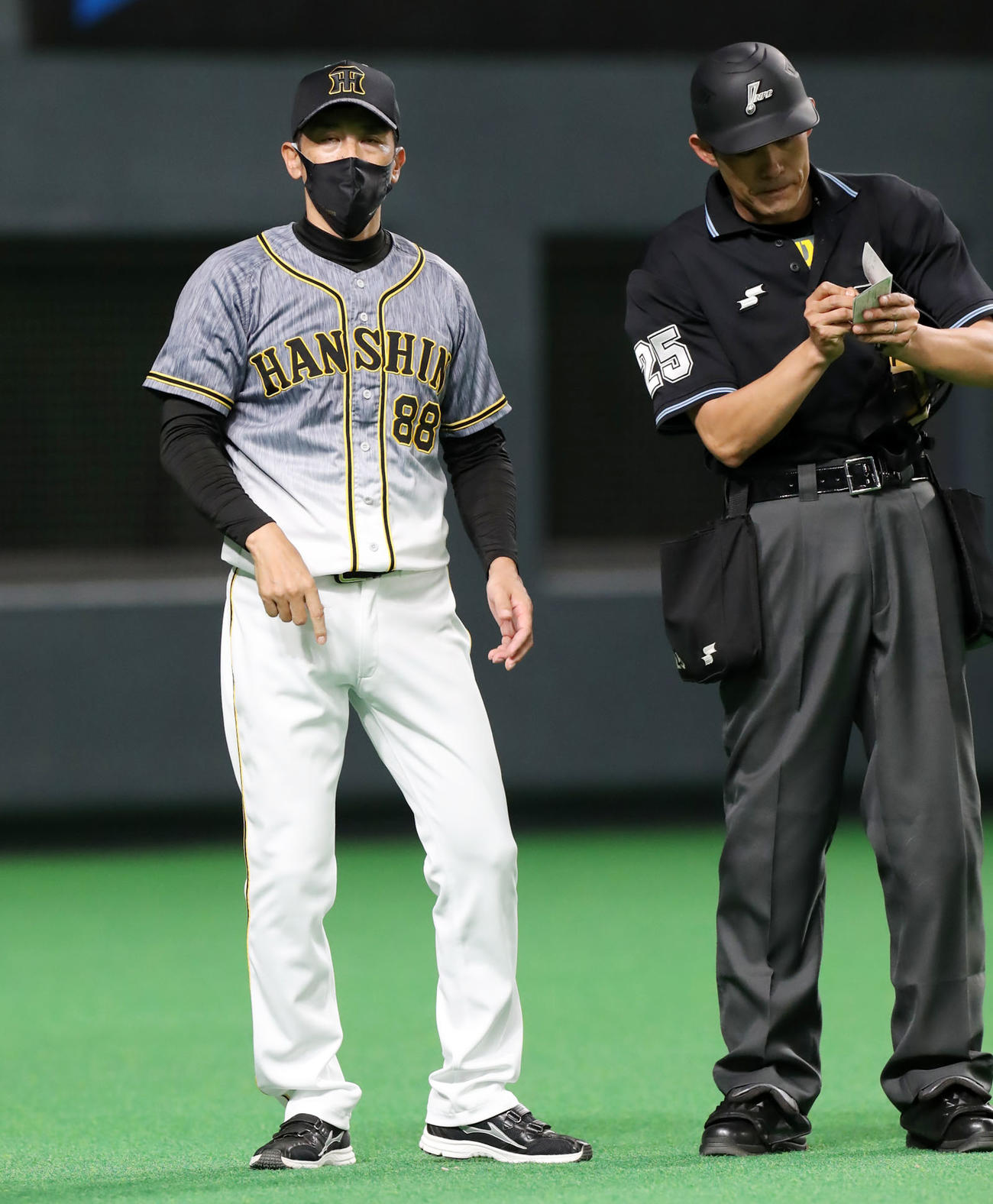 日本ハム対阪神　7回裏を前に選手交代を告げる矢野監督（撮影・加藤哉）