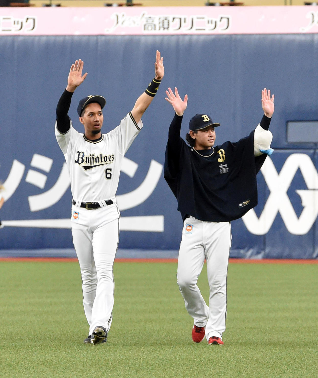 オリックス対巨人　ヒーローの宗（左）と宮城はファンの声援に応える（撮影・前岡正明）