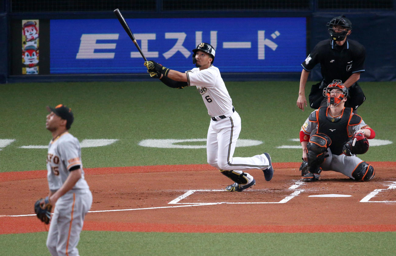 オリックス対巨人　1回裏オリックス1死、宗は先制の右越え本塁打を放つ（撮影・上山淳一）