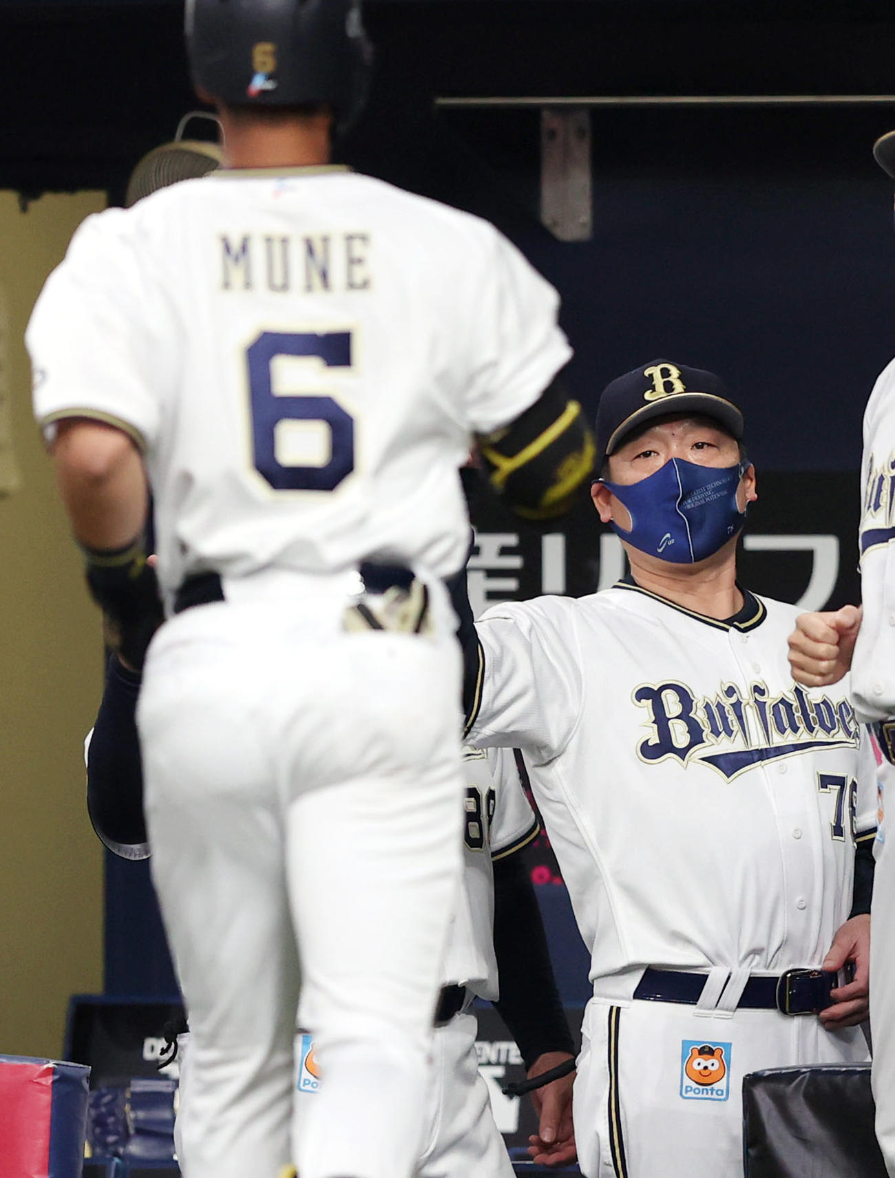 オリックス対巨人　1回裏オリックス1死、先制ソロ本塁打を放った宗（手前）を迎える中嶋監督（撮影・狩俣裕三）