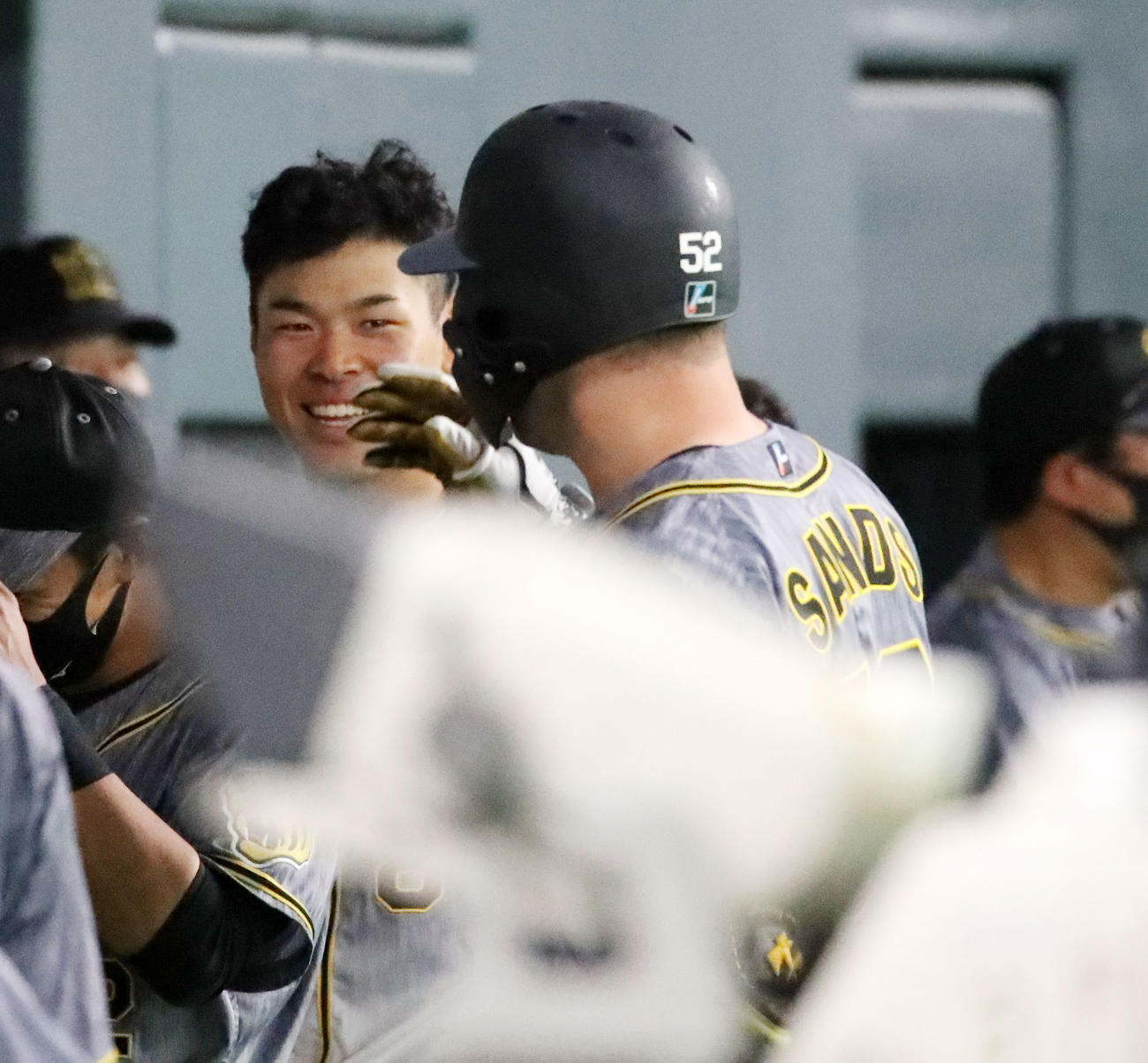 日本ハム対阪神　7回表阪神2死二塁、サンズ（右）は右中間越え適時二塁打を放ち代走が送られてベンチへ戻ると佐藤輝らナインが笑顔でお出迎え（撮影・加藤哉）