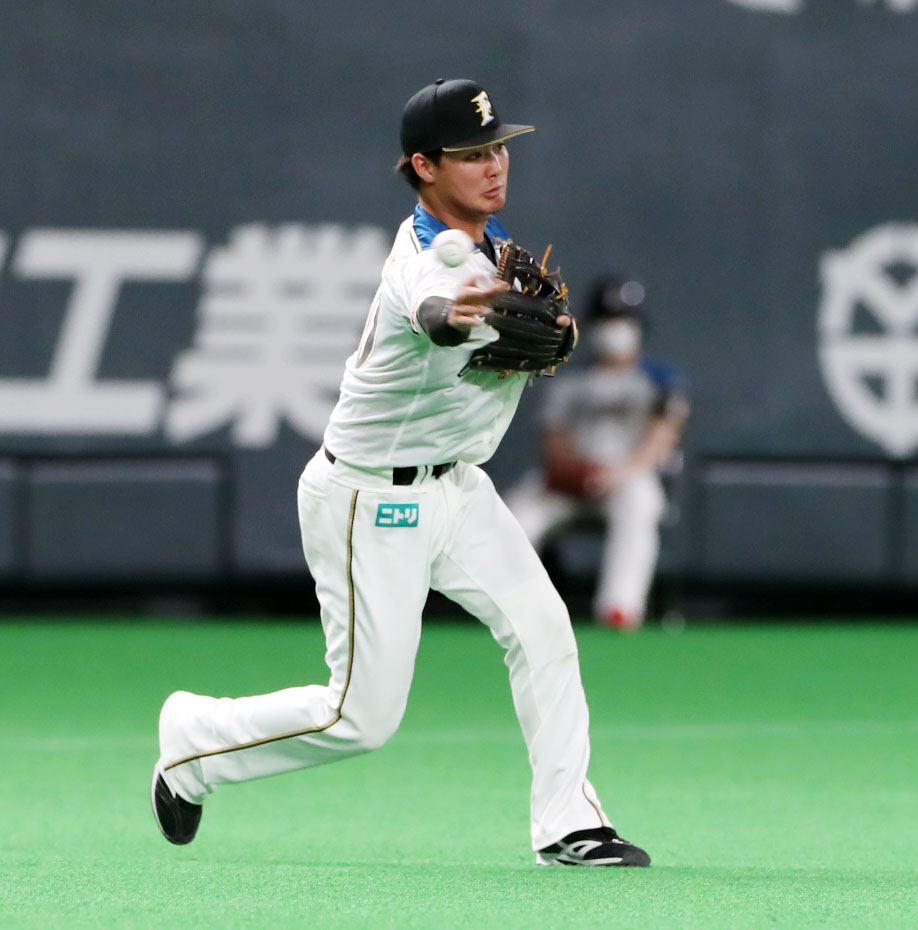 日本ハム対阪神　5回表阪神1死一、三塁、郡は大山の打球を二塁へ悪送球（撮影・加藤哉