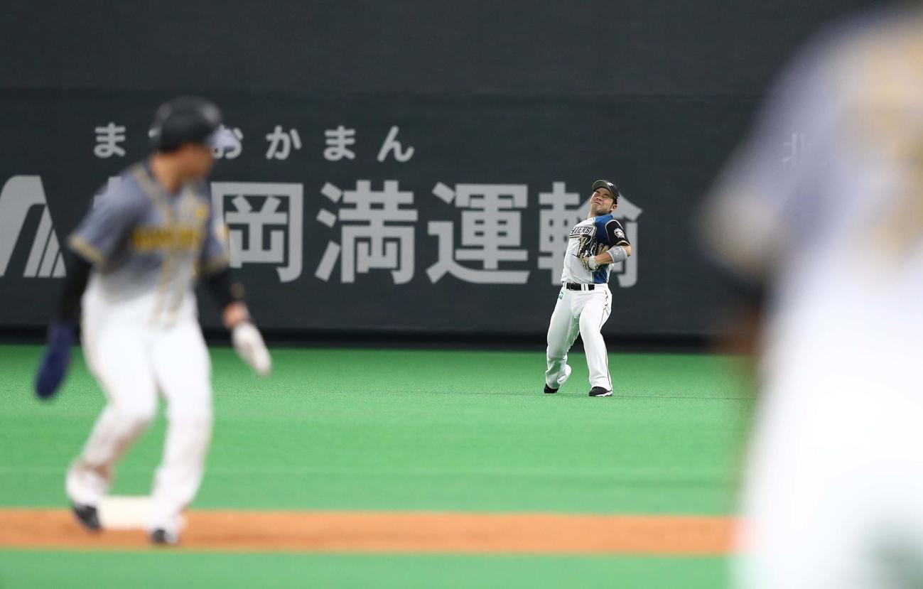日本ハム対阪神　2回表阪神無死二塁、佐藤輝の右飛で近藤が三塁へ悪送球し二塁走者大山（左）の生還を許す（撮影・黒川智章）