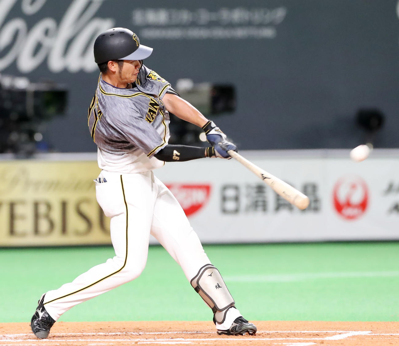 日本ハム対阪神　2回表阪神2死、小野寺は左飛を打ち上げる（撮影・加藤哉）
