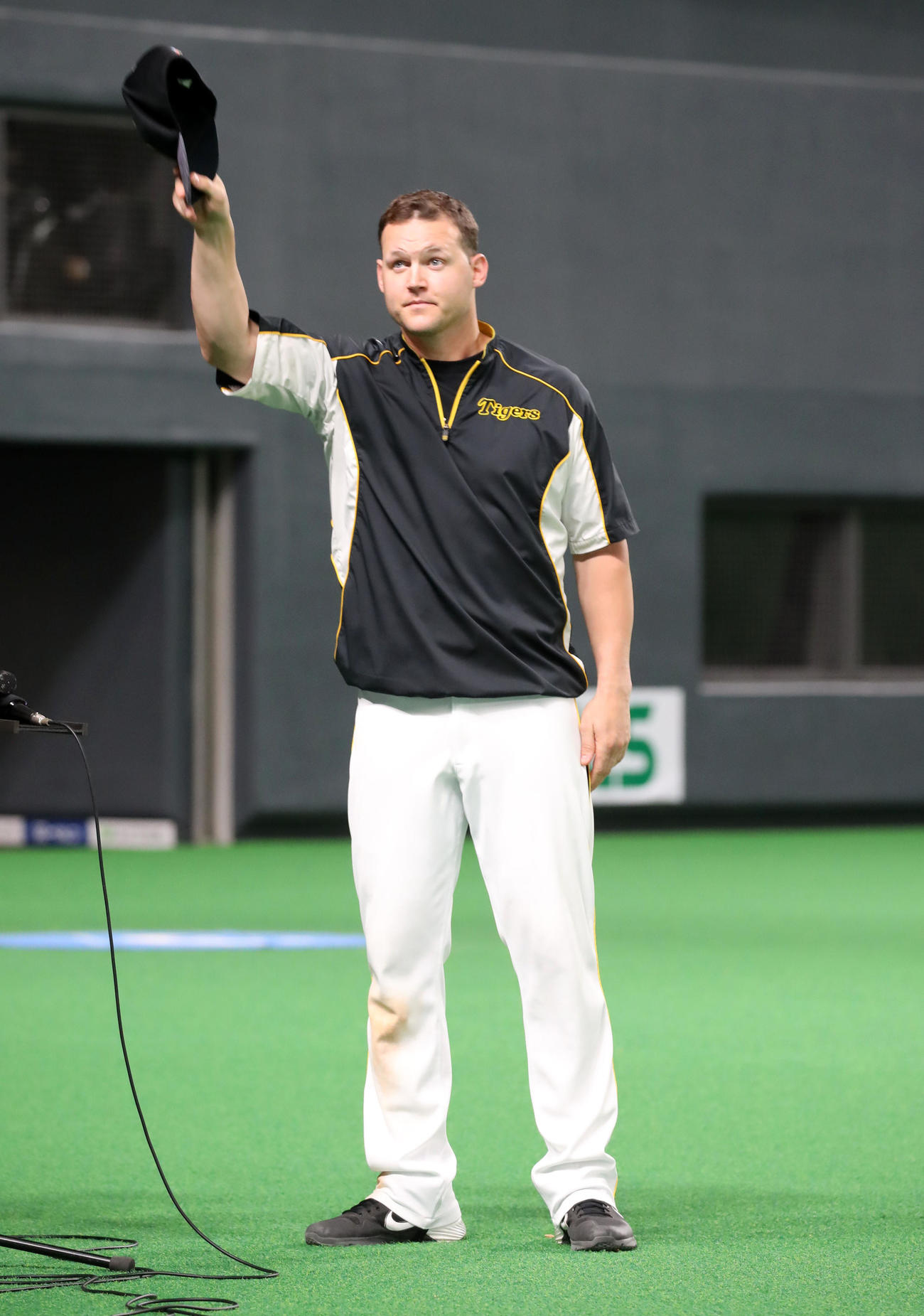 日本ハム対阪神　ヒーローインタビューを終えスタンドにあいさつするサンズ（撮影・加藤哉）