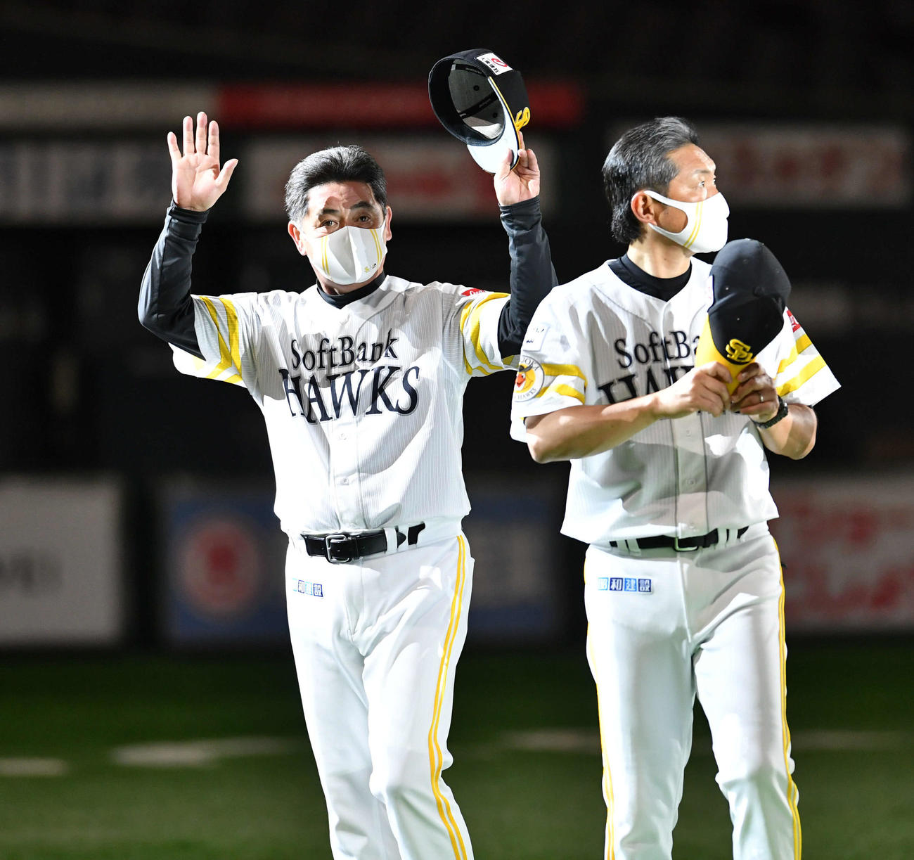 ソフトバンク対広島　広島に勝利し、中継で観戦するファンに手を振る工藤監督（左）、右は小久保ヘッドコーチ（撮影・岩下翔太）