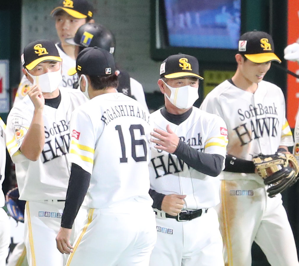 ソフトバンク対広島　勝利投手となった東浜巨を祝福する工藤公康監督（撮影・梅根麻紀）