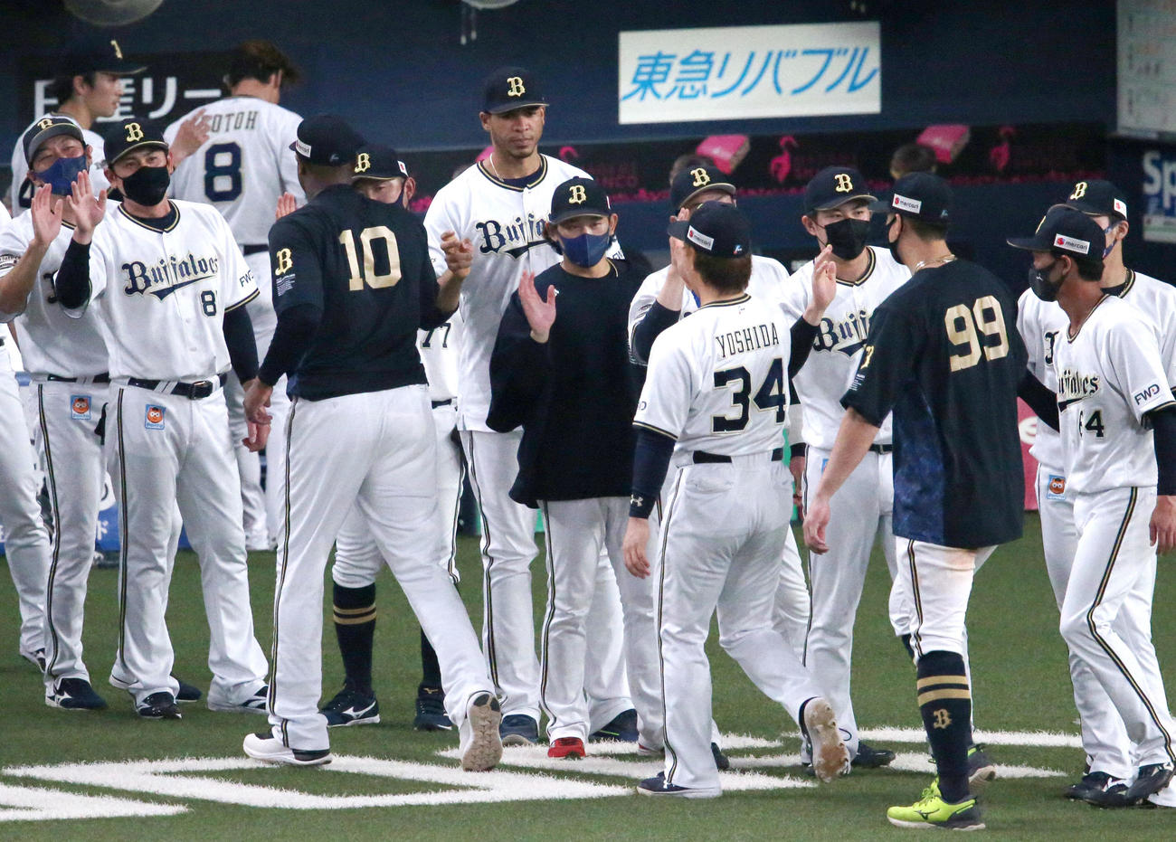 オリックス対巨人　巨人に勝利し宮城（中央）はナインとハイタッチする（撮影・上山淳一）