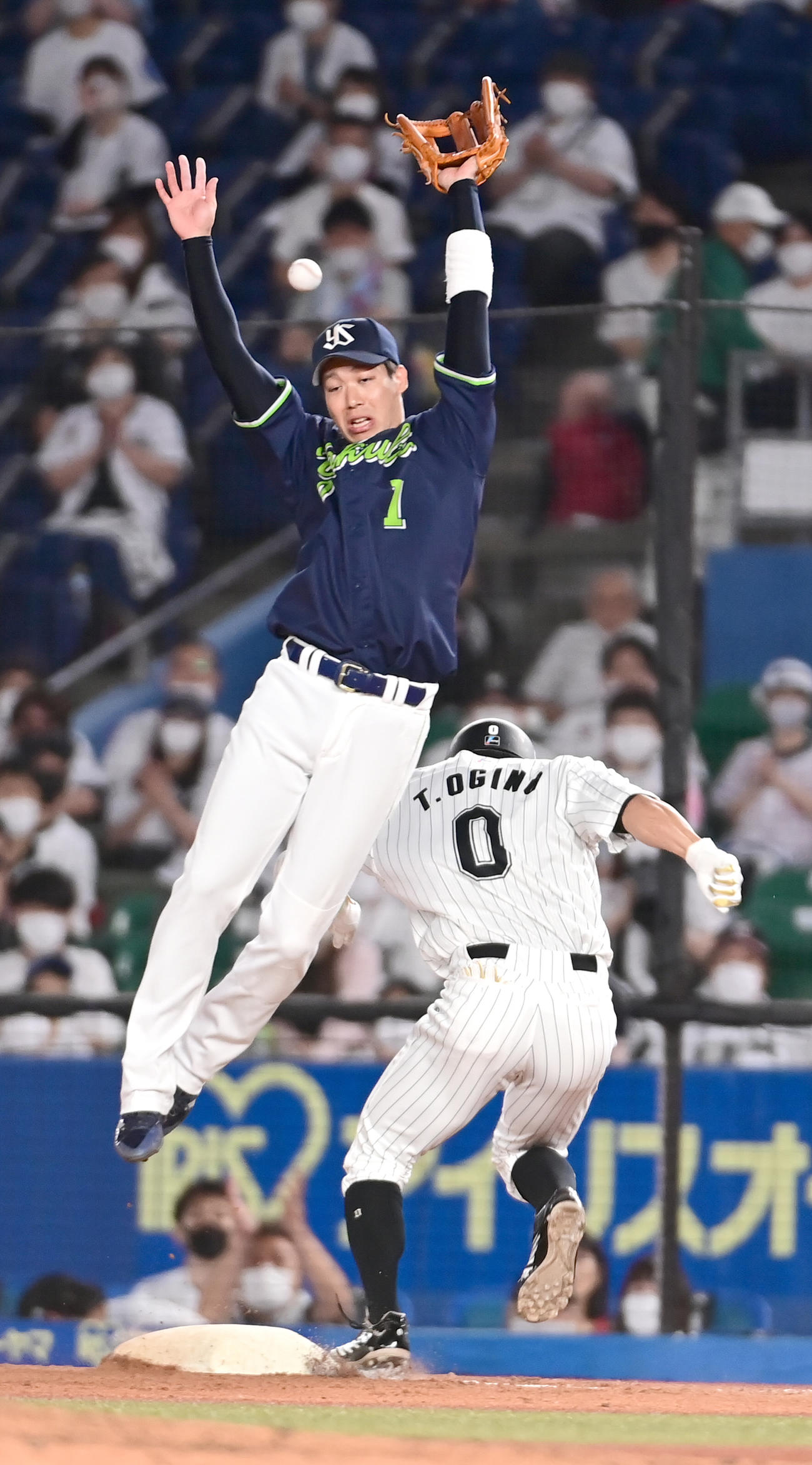 ロッテ対ヤクルト　5回裏ロッテ無死一、二塁、荻野の投前送りバントの一塁ベースカバーに入ったヤクルト山田（左）はサイスニードの暴投を捕球できず適時失策となる（撮影・小沢裕）